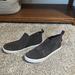 Toms women’s Bryce style high top slip on sneakers